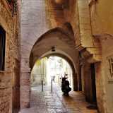Dopo pochi passi ci ritroviamo quindi dall�altro lato della strada e girandoci possiamo osservare come l�uscita del passaggio sia molto diversa dalla sua entrata...